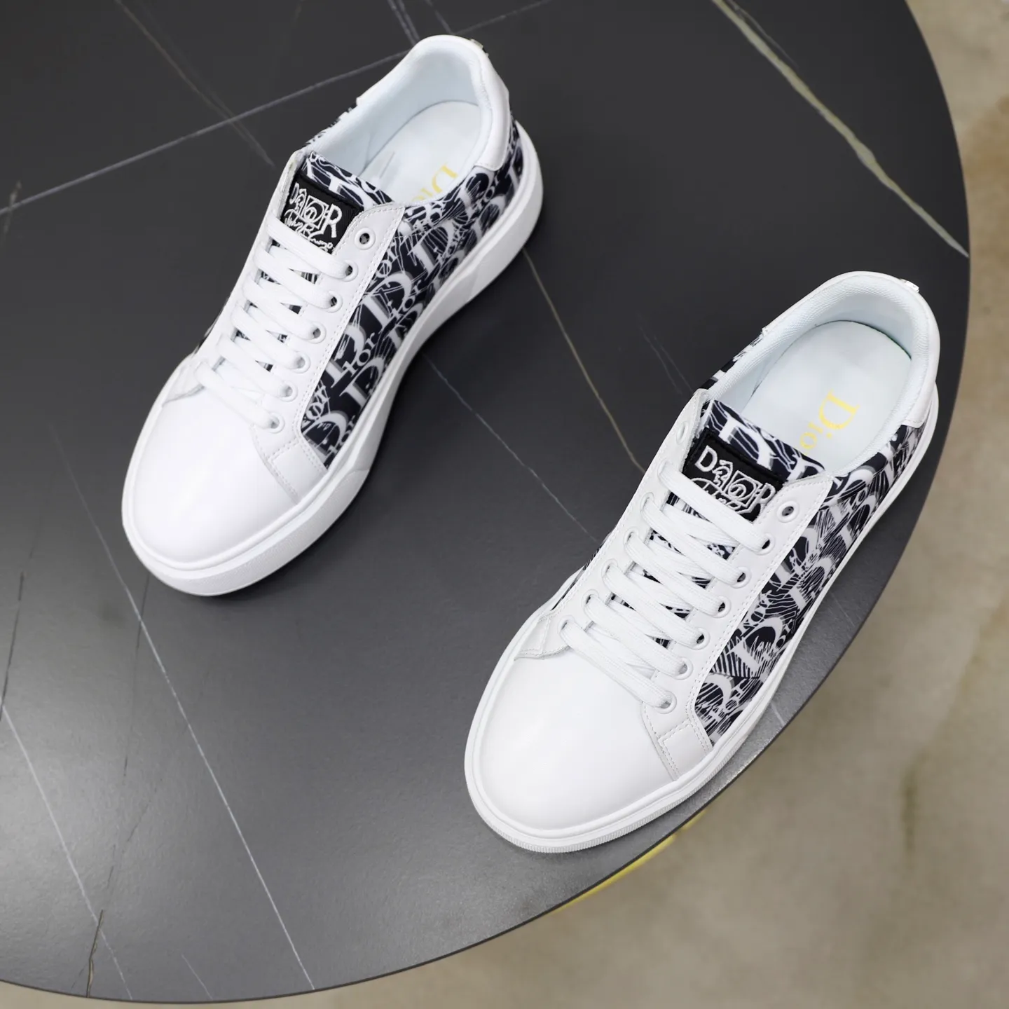 Ex-factory price: 440💰🙅‍♂️🙅‍♂️🙅‍♂️ Brand: Dior DIOR Standard code: 38-44 (45 customized) Grade: Same as the official website Material: Original fabric Comfortable lining Lightweight wear-resistant outsole Style category: Men's fashionable casual shoes Running sneakers Distinguished luxury brand elements Top luxury Color: Actual picture color
